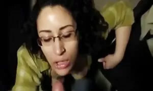 Izrasla je dlakavi grm ljubavi između porno mom and son in hotel njenih nogu