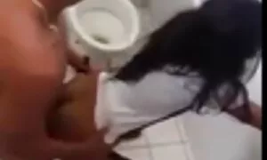 Čovjek zuri u kožu u video porno xxlx šumi