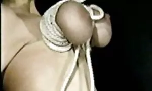 Američki crnci ugurali Arapkinju Mia Khalifu u rupe za registraciju xxx promo