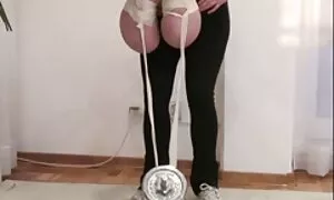 Zrela tetka xxx porno sex film jebana s mladima u garaži