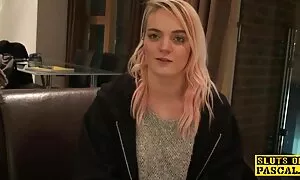 Izbliza izbliza unutar krhkog slatkiša vintage film porn